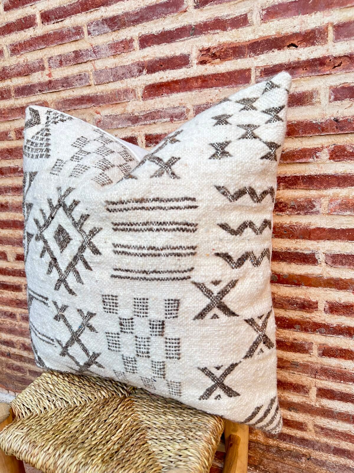 Handmade Berber wool cushion: Moroccan Kilim cushion (45x45cm)