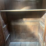 Armoire Louis XV a chapeau de gendarme en merisier massif XVIII siècle