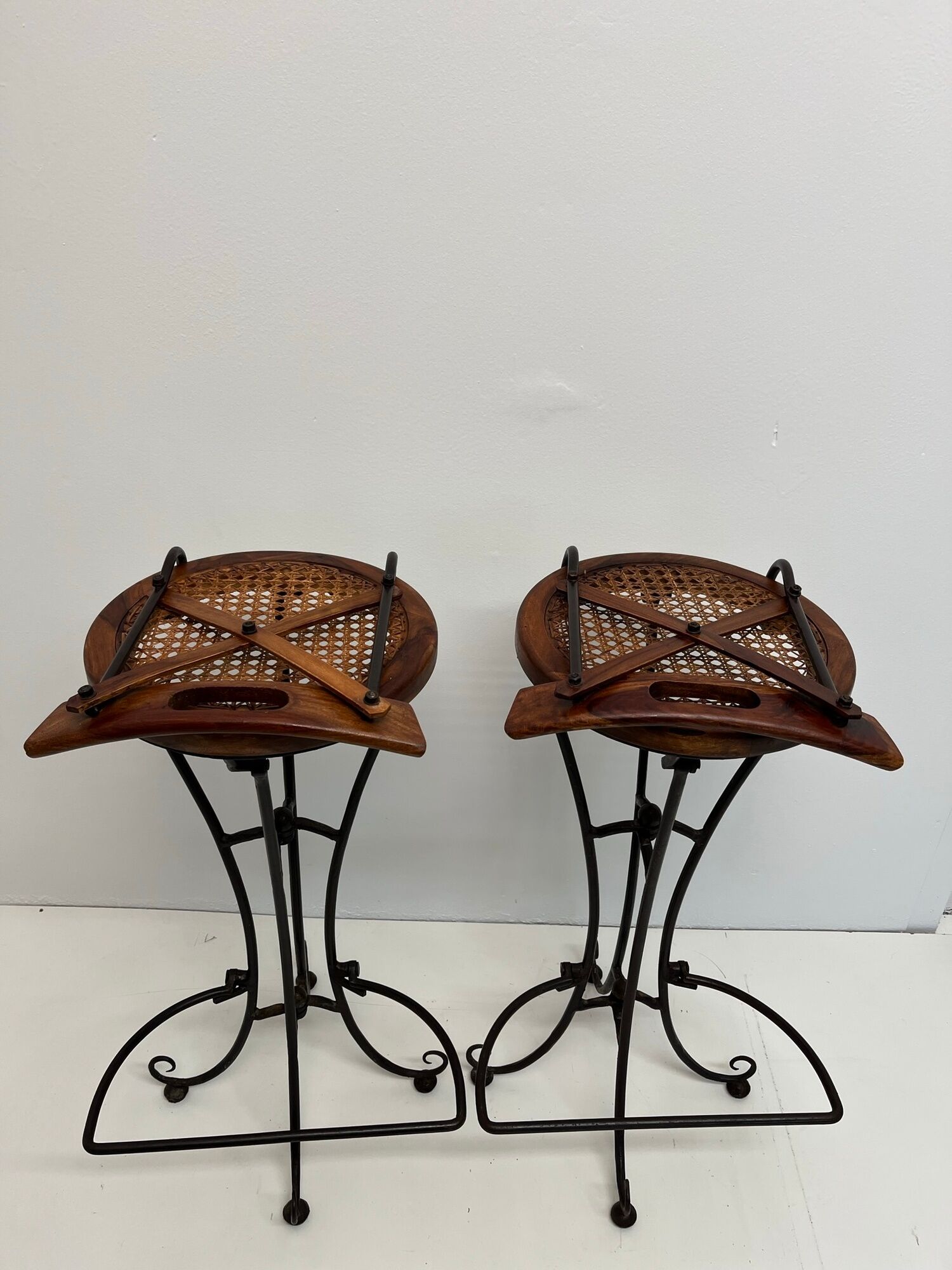 Paire de tabourets de bar vintage en bois et fer forgé avec assises cannées