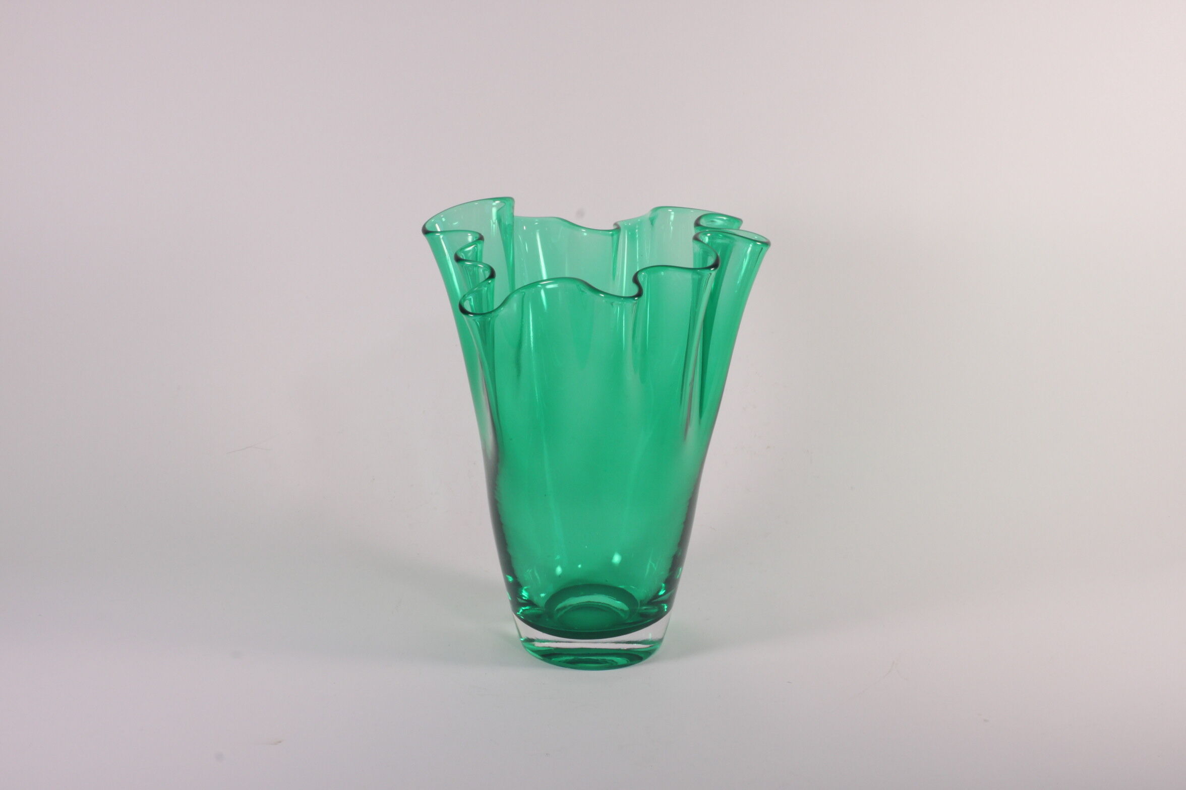 Vase fazzoletto en verre vert ou vase mouchoir, années 1950.