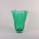 Vase fazzoletto en verre vert ou vase mouchoir, années 1950.