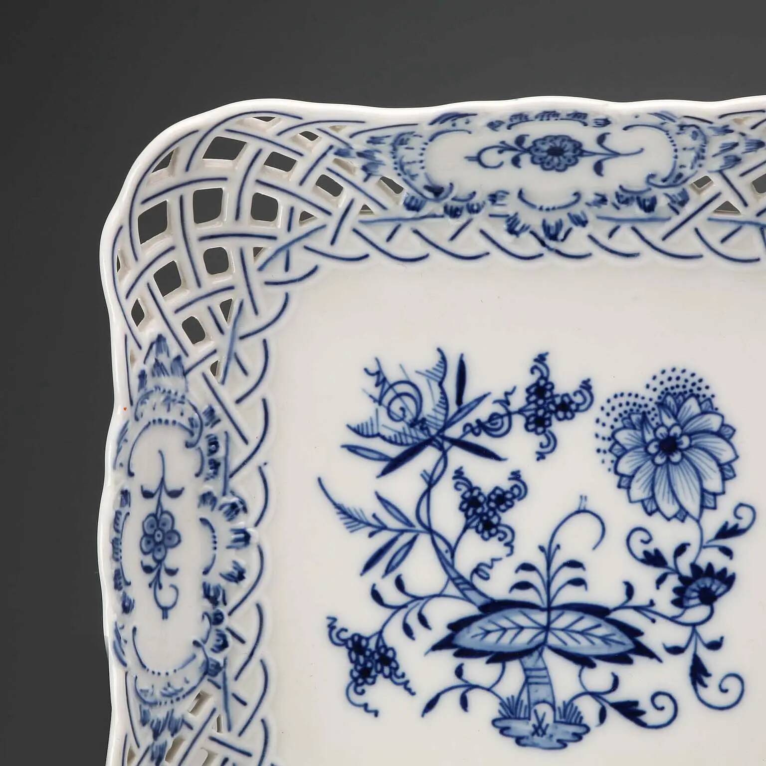 Ancient porcelain plateau from Meissen, Germany, 20th century.