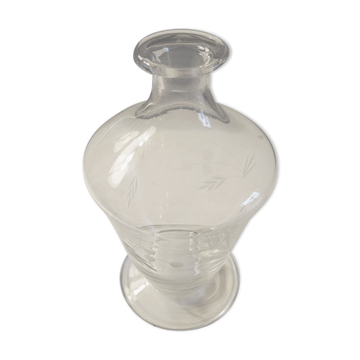Ancienne carafe en verre gravé décor végétal