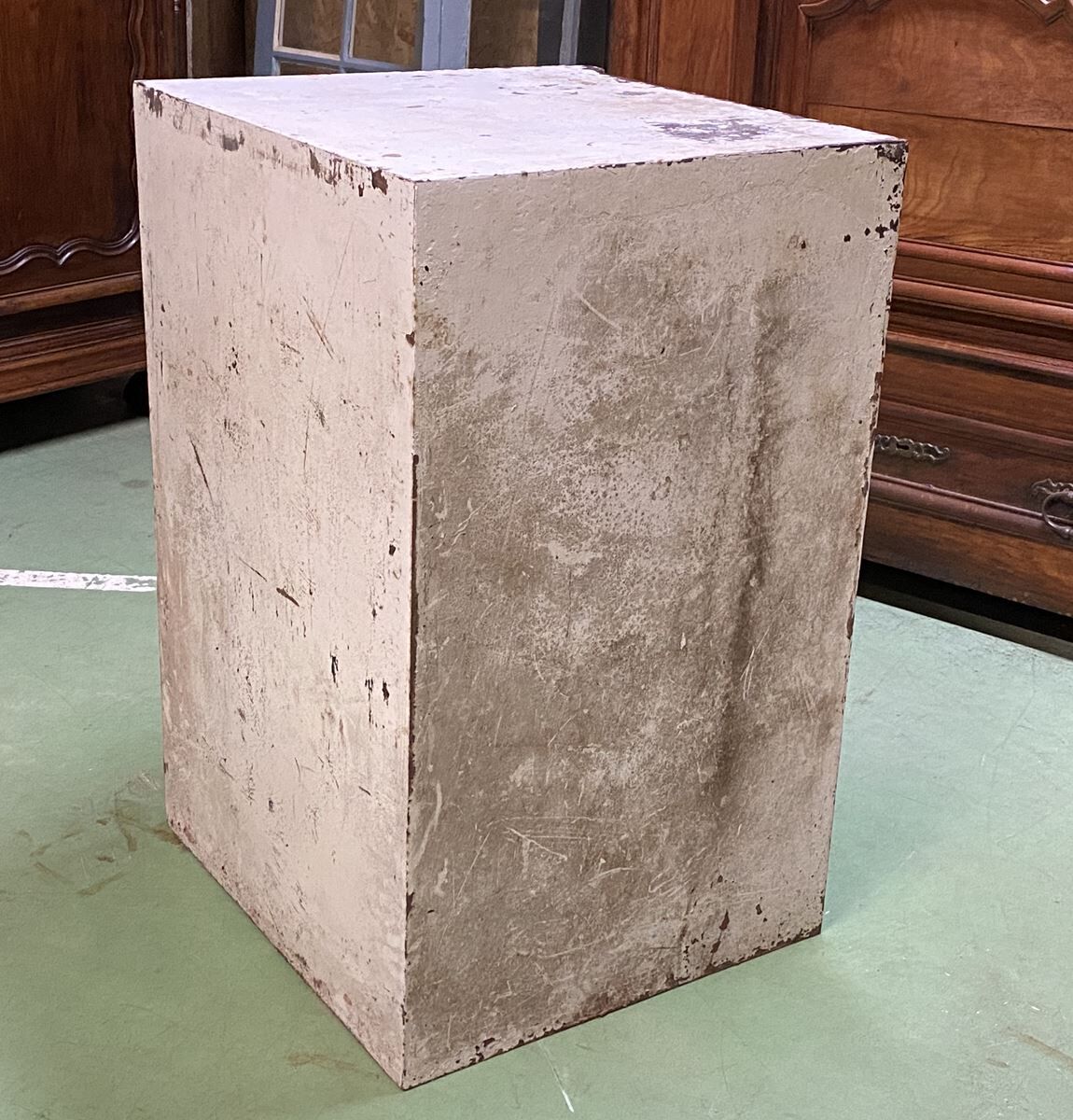 English cast iron safe without its key but open