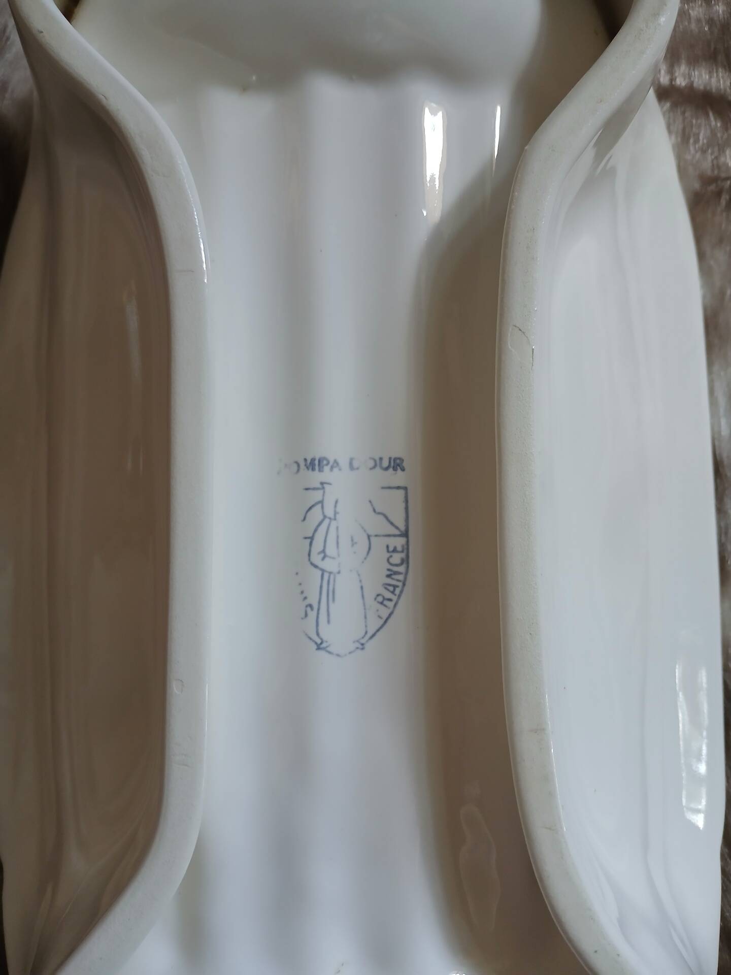 Old plate in slipware/asparagus