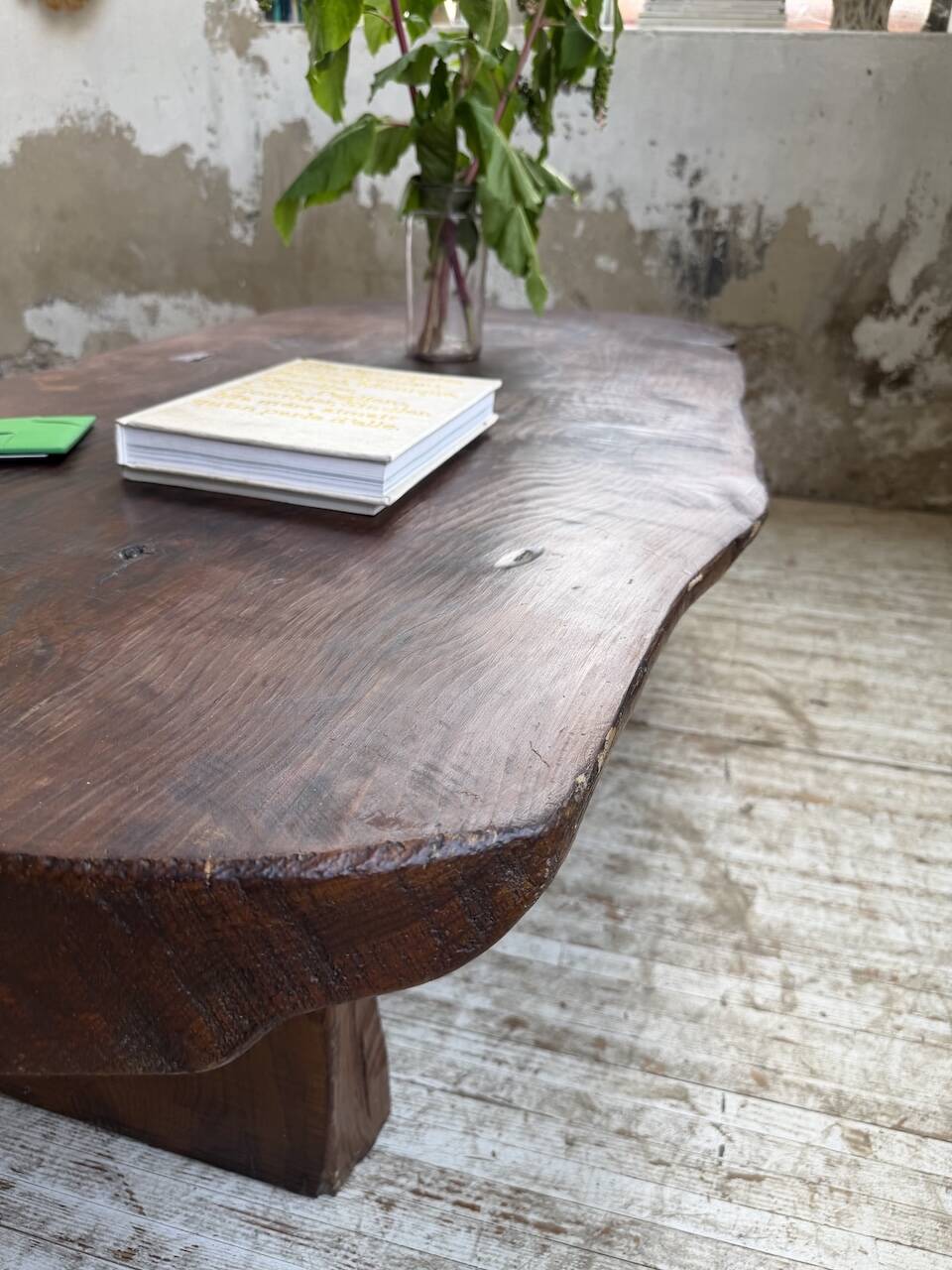 Table basse brutaliste artisanale 1950