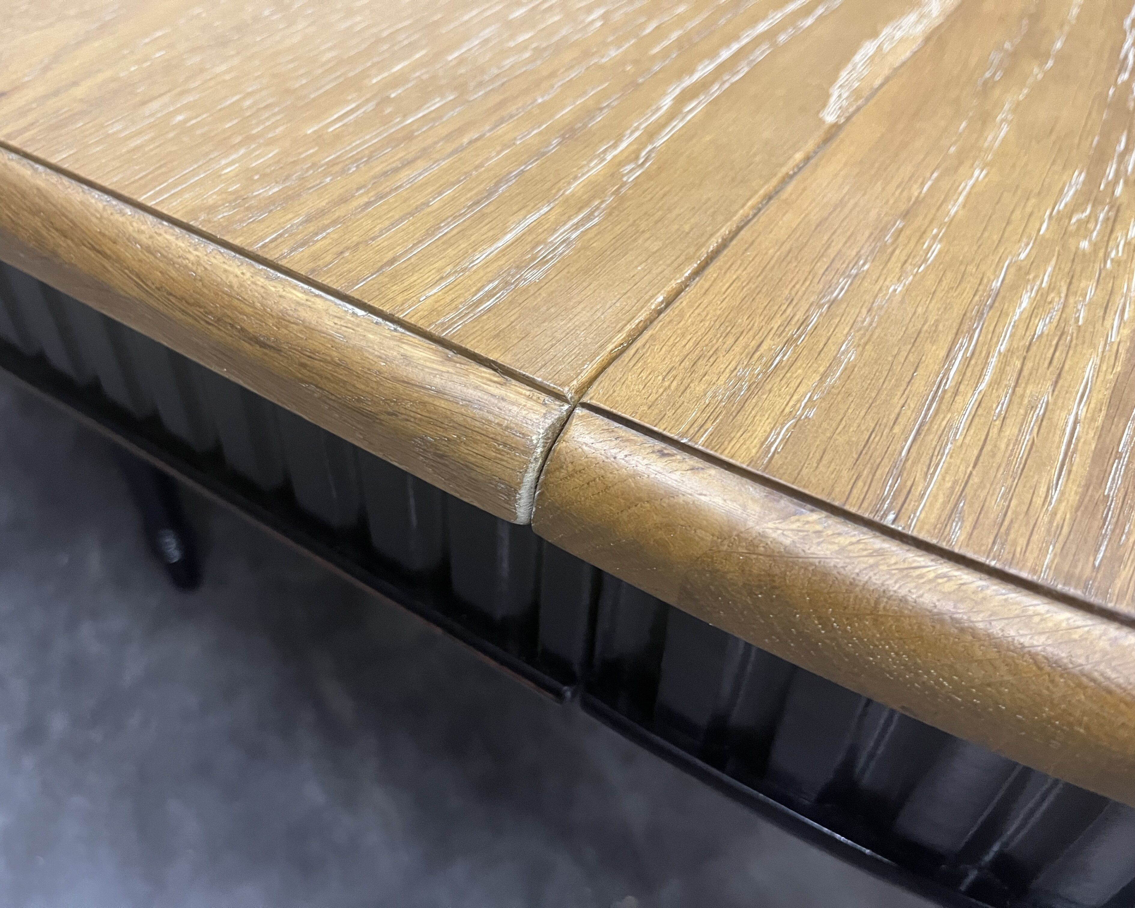 Elegant extendable oak table and black legs, 6/16 covers