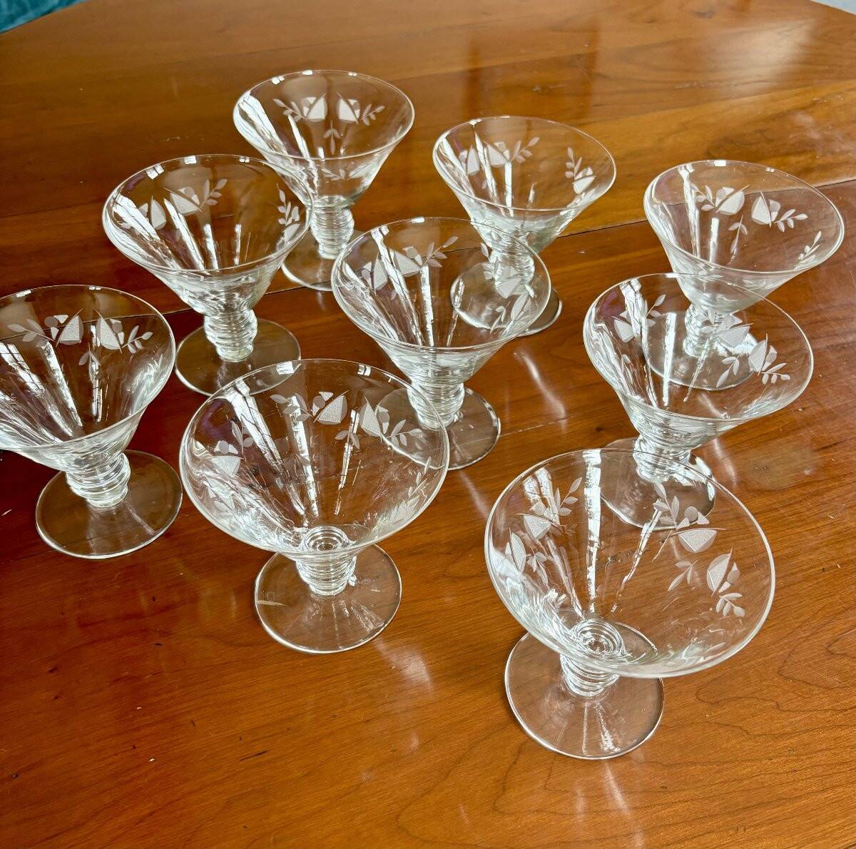 10 beautiful champagne glasses