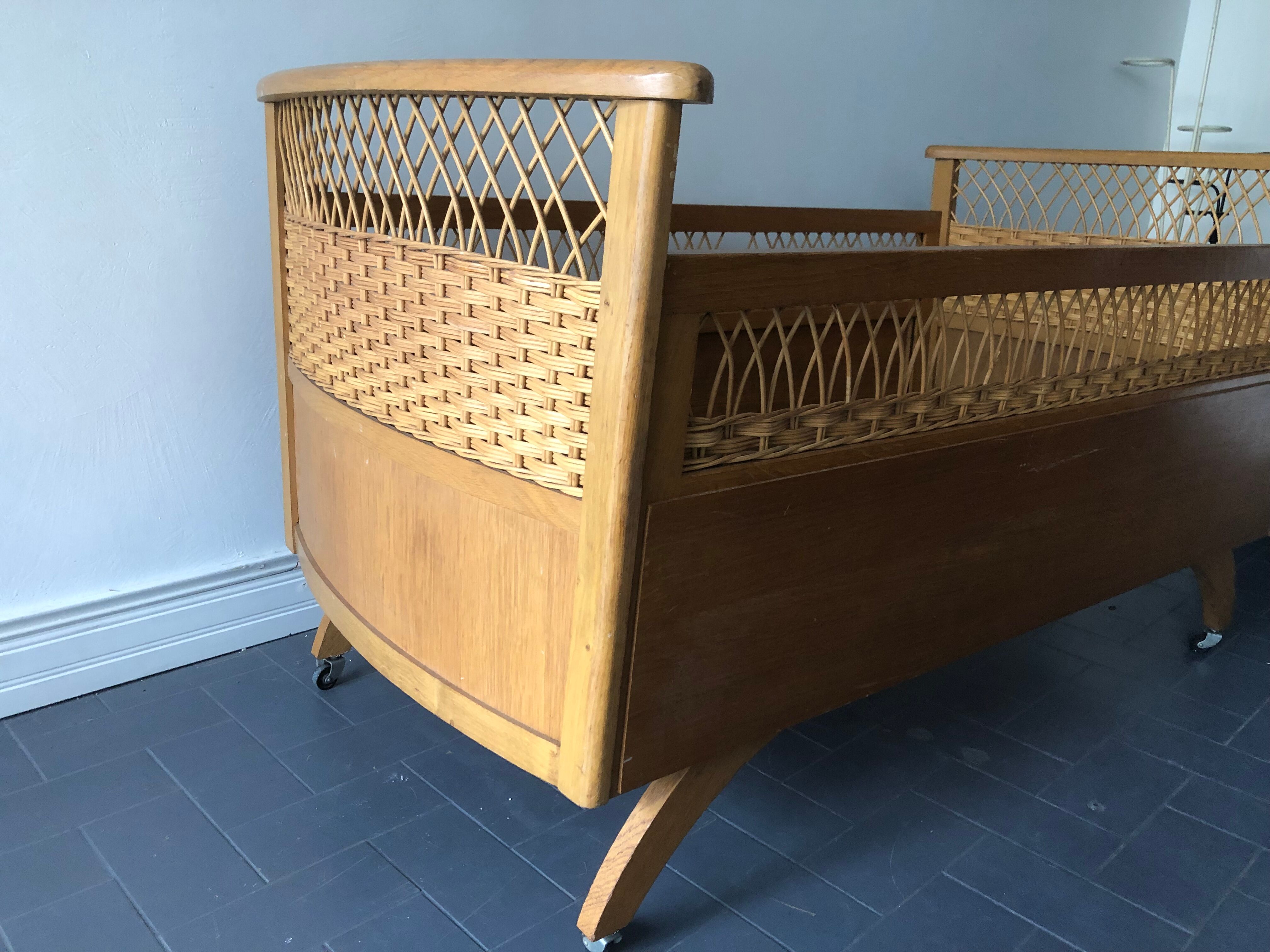 Bed in wood and rattan