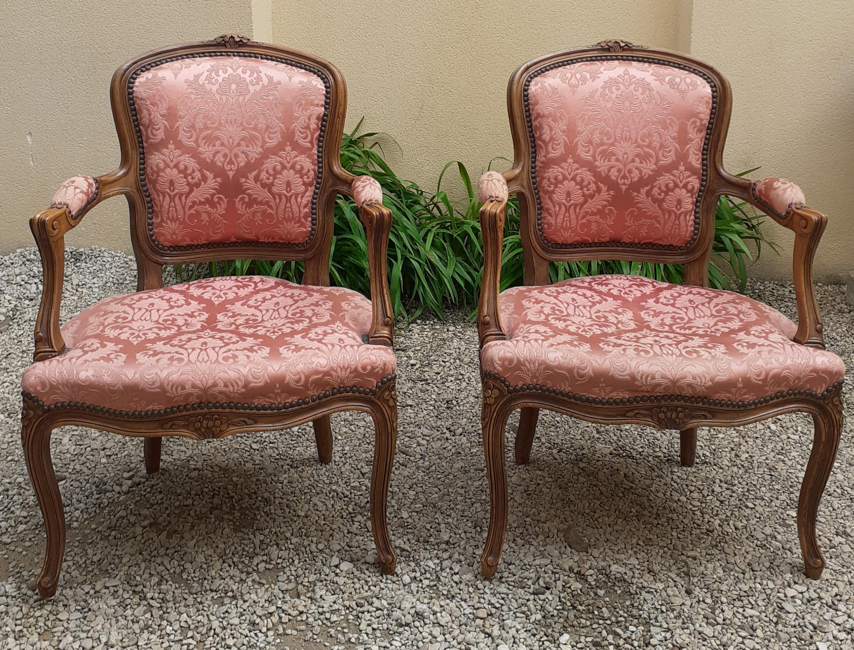 Paire de fauteuils cabriolet de style Louis XV