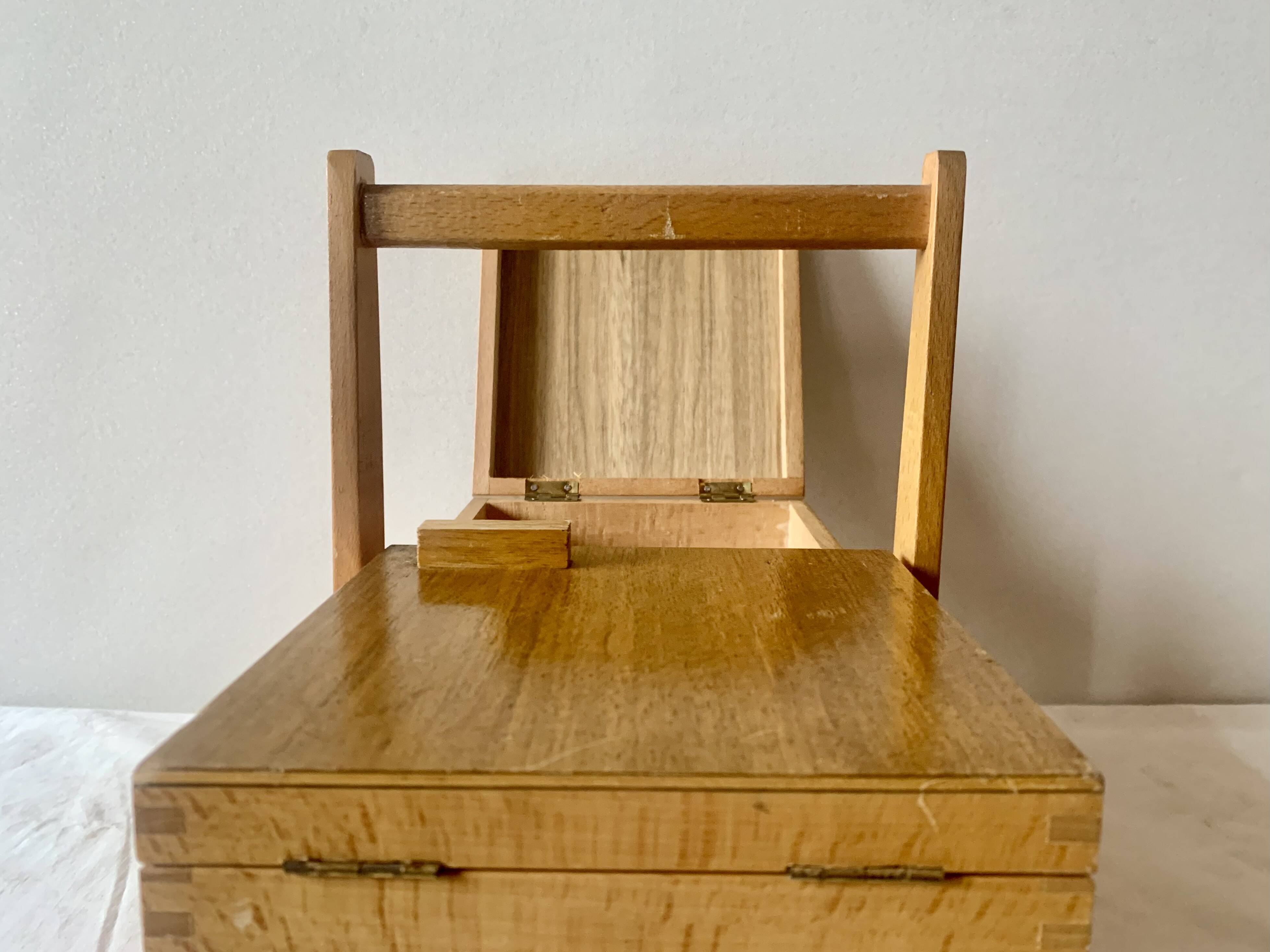Petite travailleuse en bois vintage