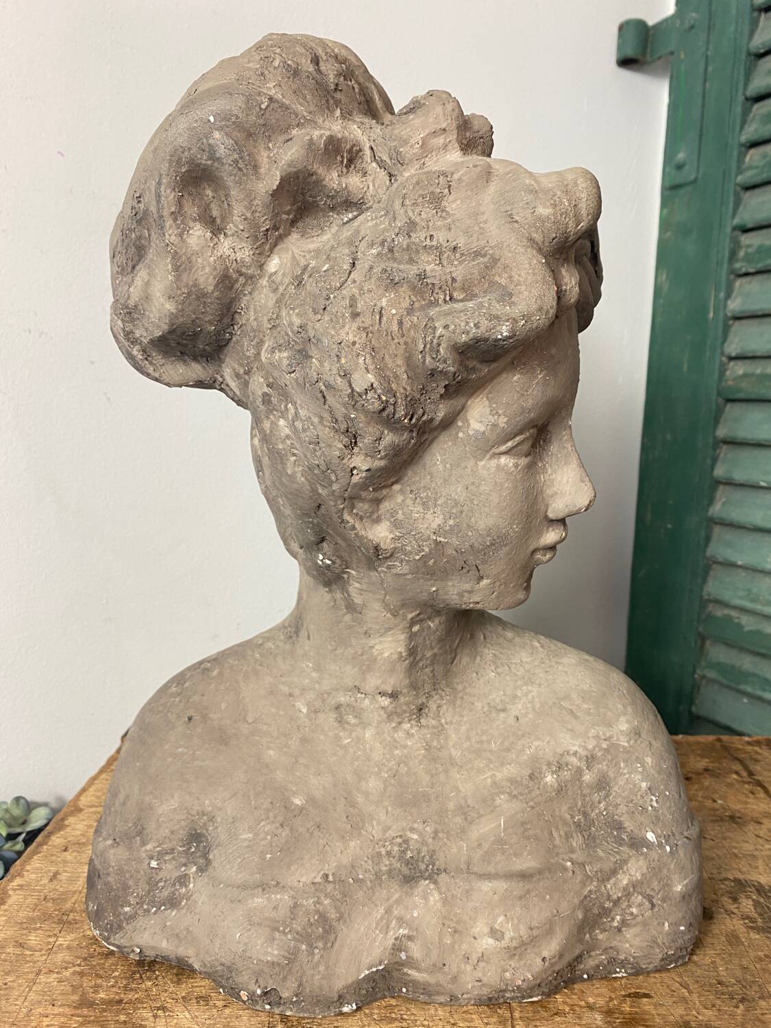 Buste de femme au chignon