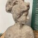 Buste de femme au chignon