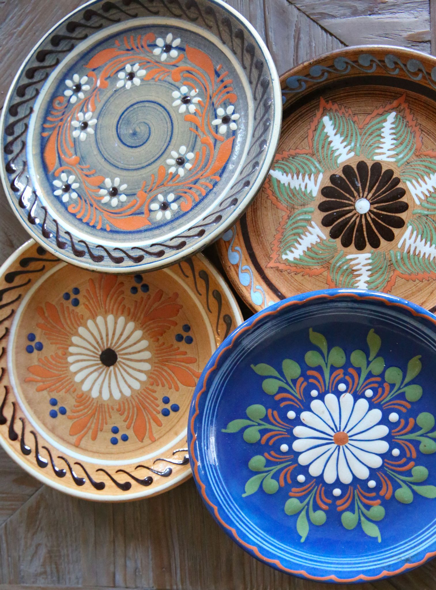 Set of 4 old and artisanal Savoyard plates
