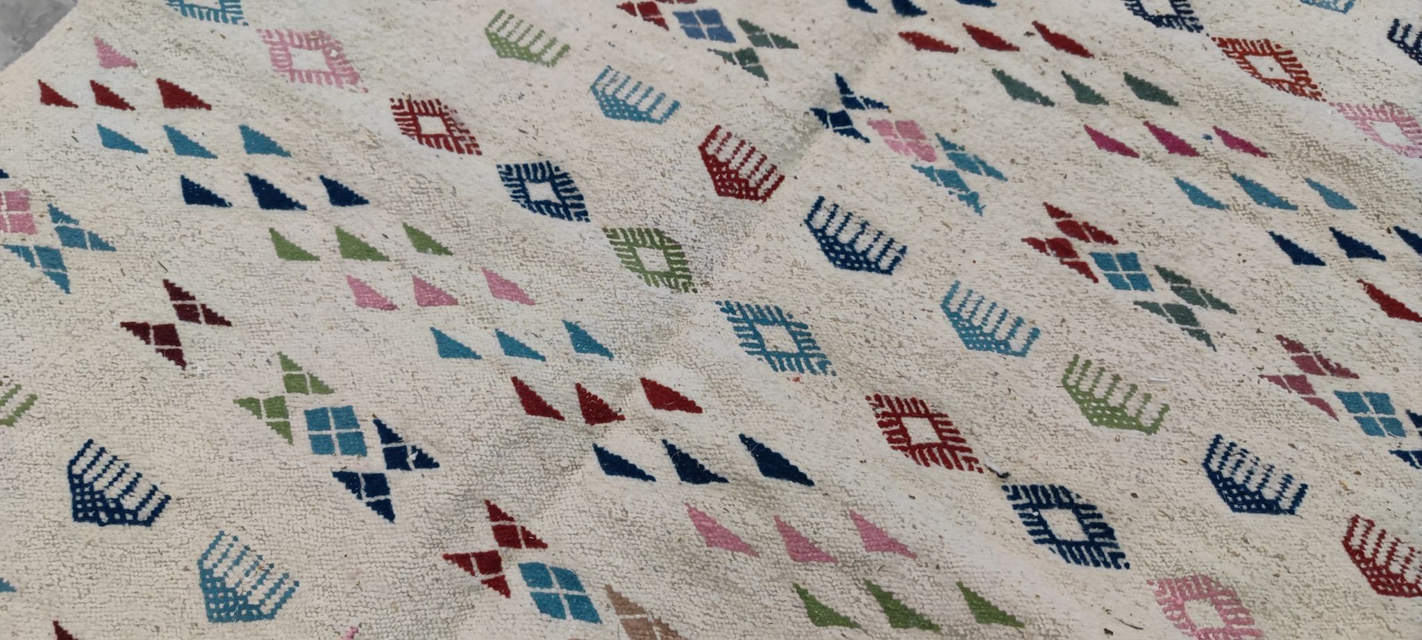 Tapis margoum blanc à motifs berbères multicolores