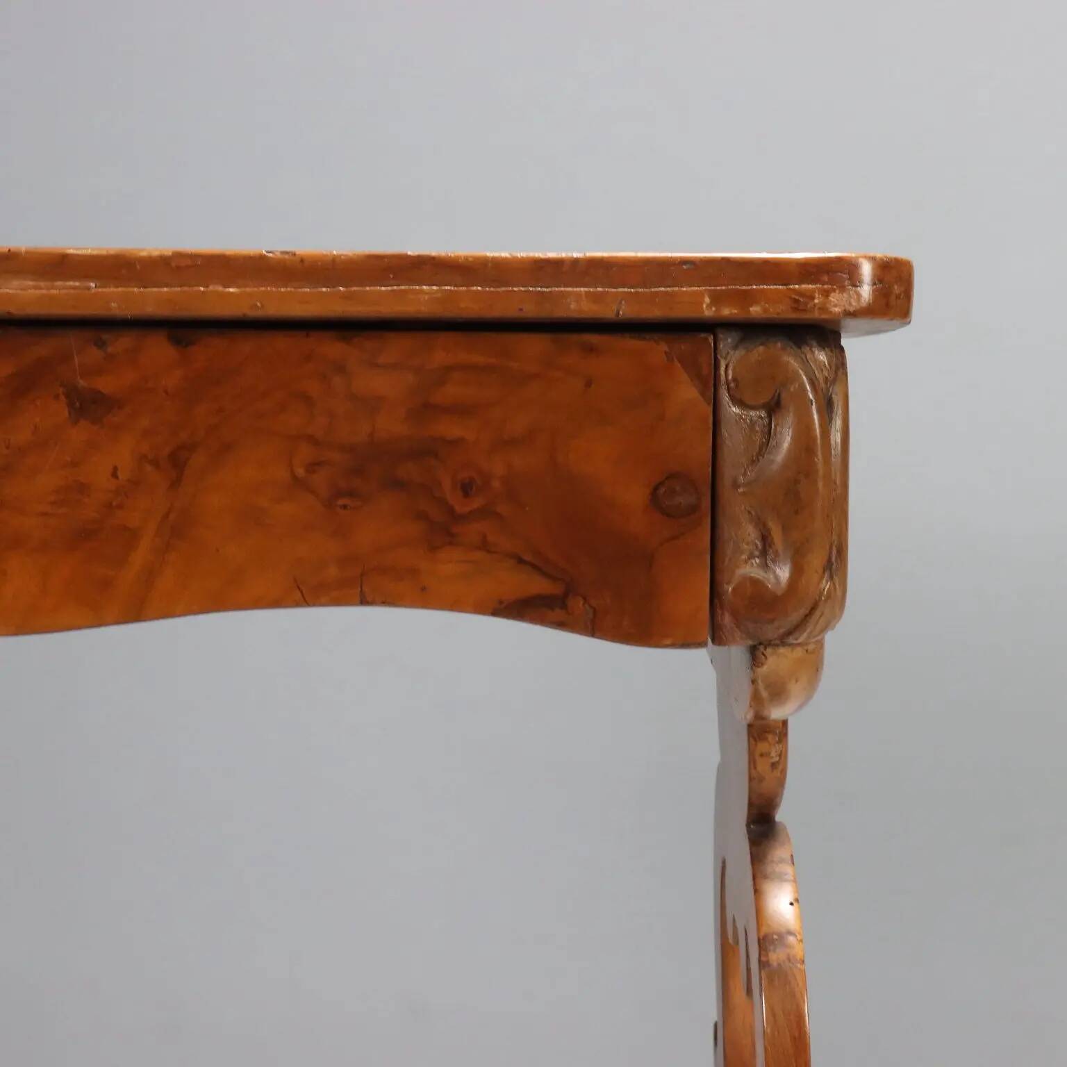Antique Louis-Philippe writing desk in walnut, Italy, 19th century.