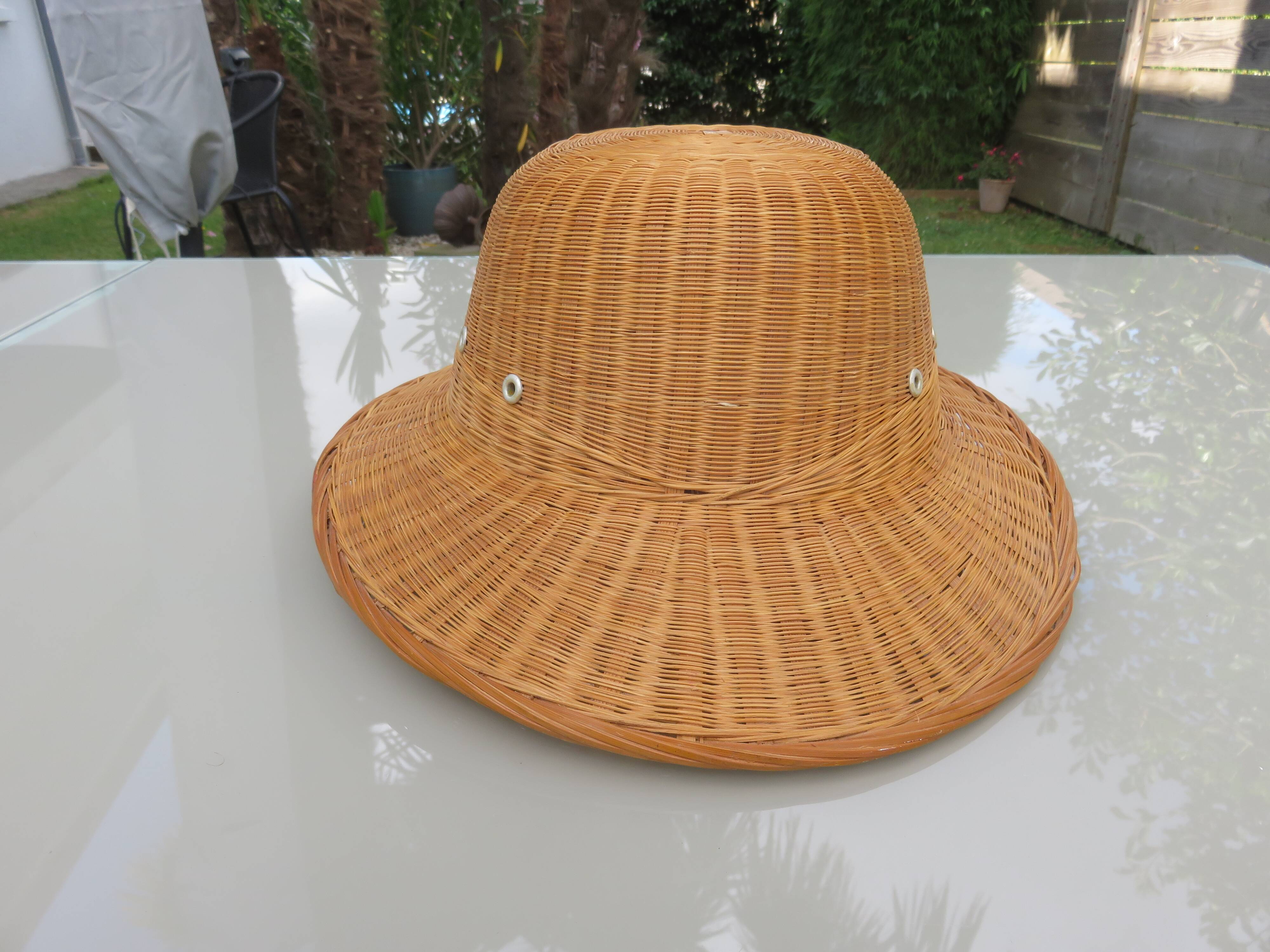 Chapeau, casque colonial, en rotin, osier, décoration murale, 1960 - 1970