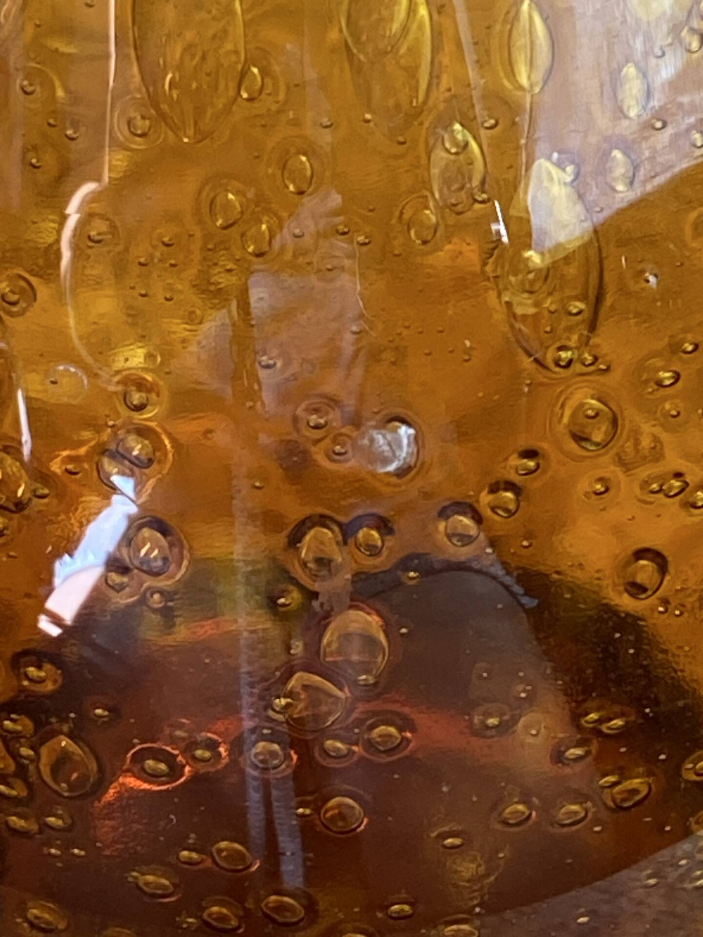 Grand pichet en verre bullé ambré 
