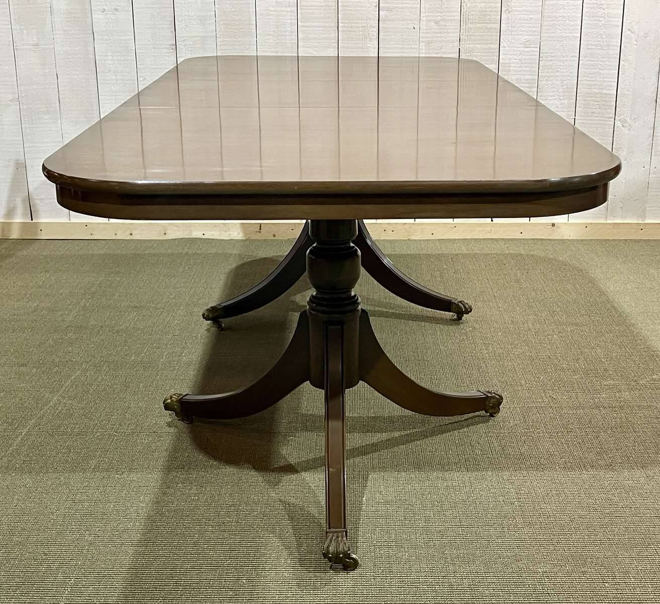Table anglaise Regency en noyer des années 1950 avec 1 allonge