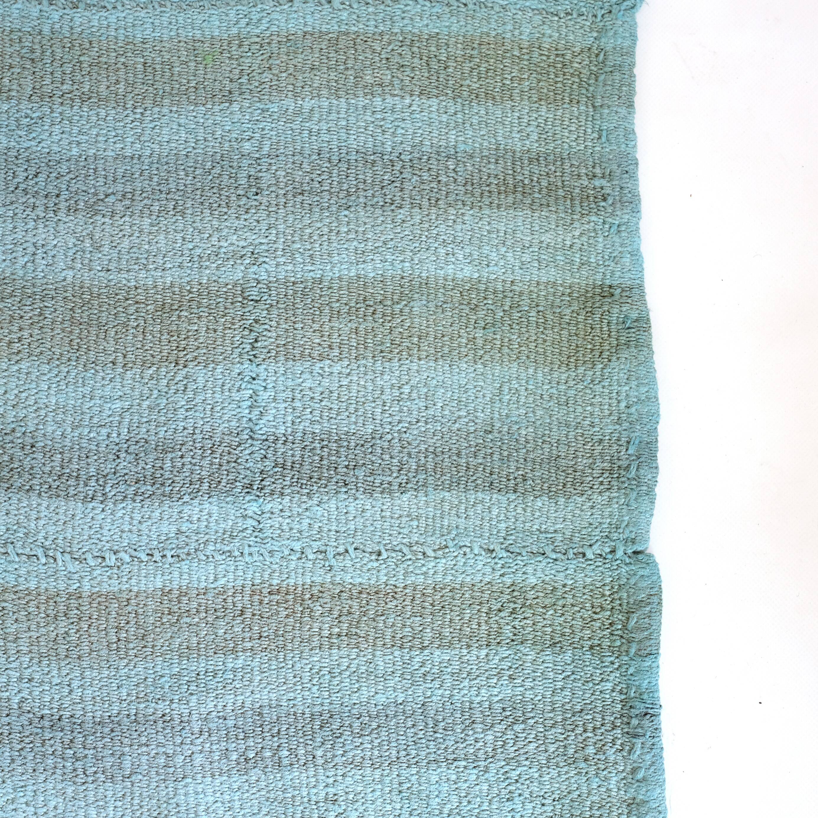 Blue hemp carpet of Turkish origin, 150 x 195 cm.