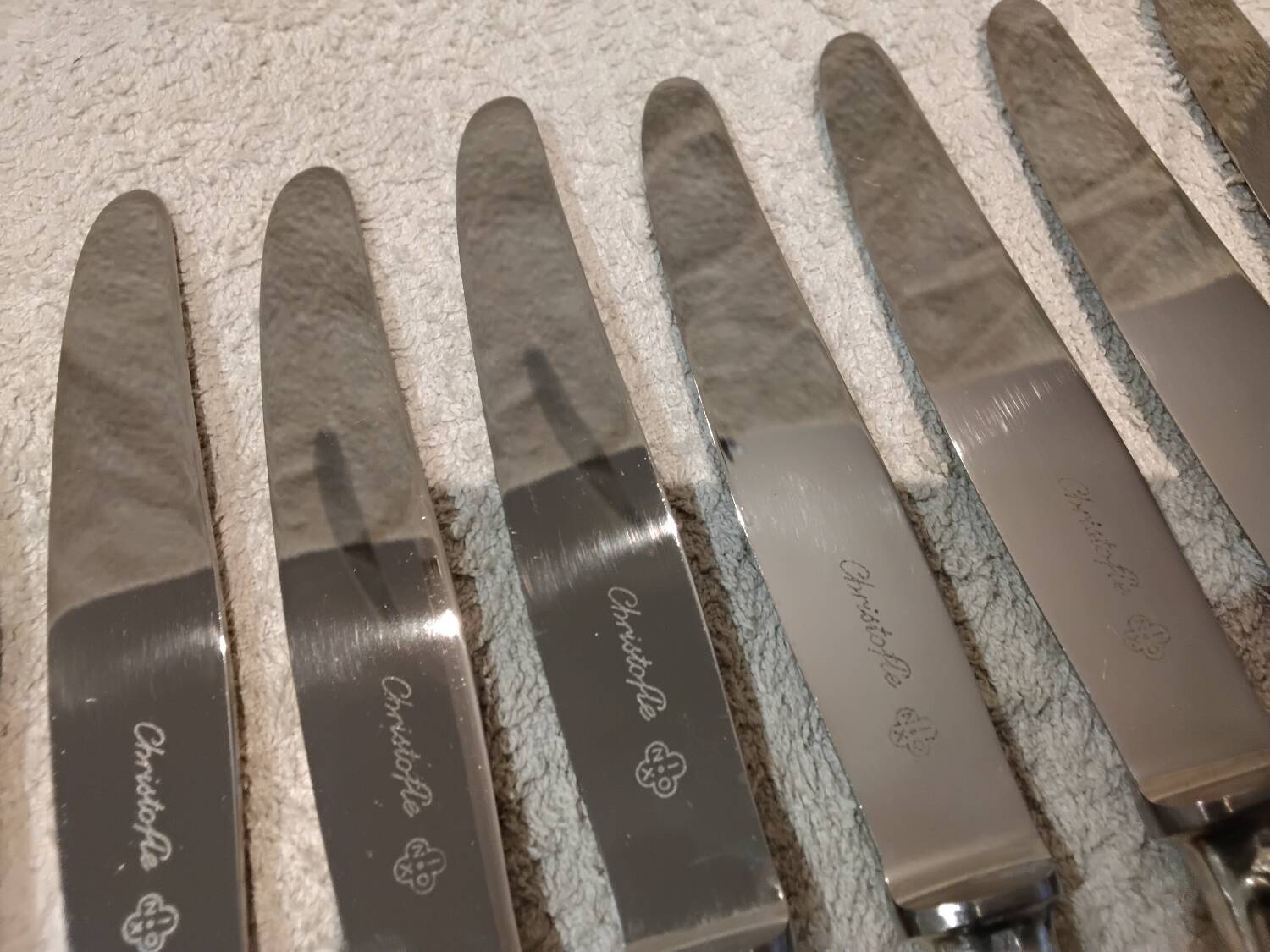 12 silver plated dessert knives, Christofle Vendome, 19.7cm