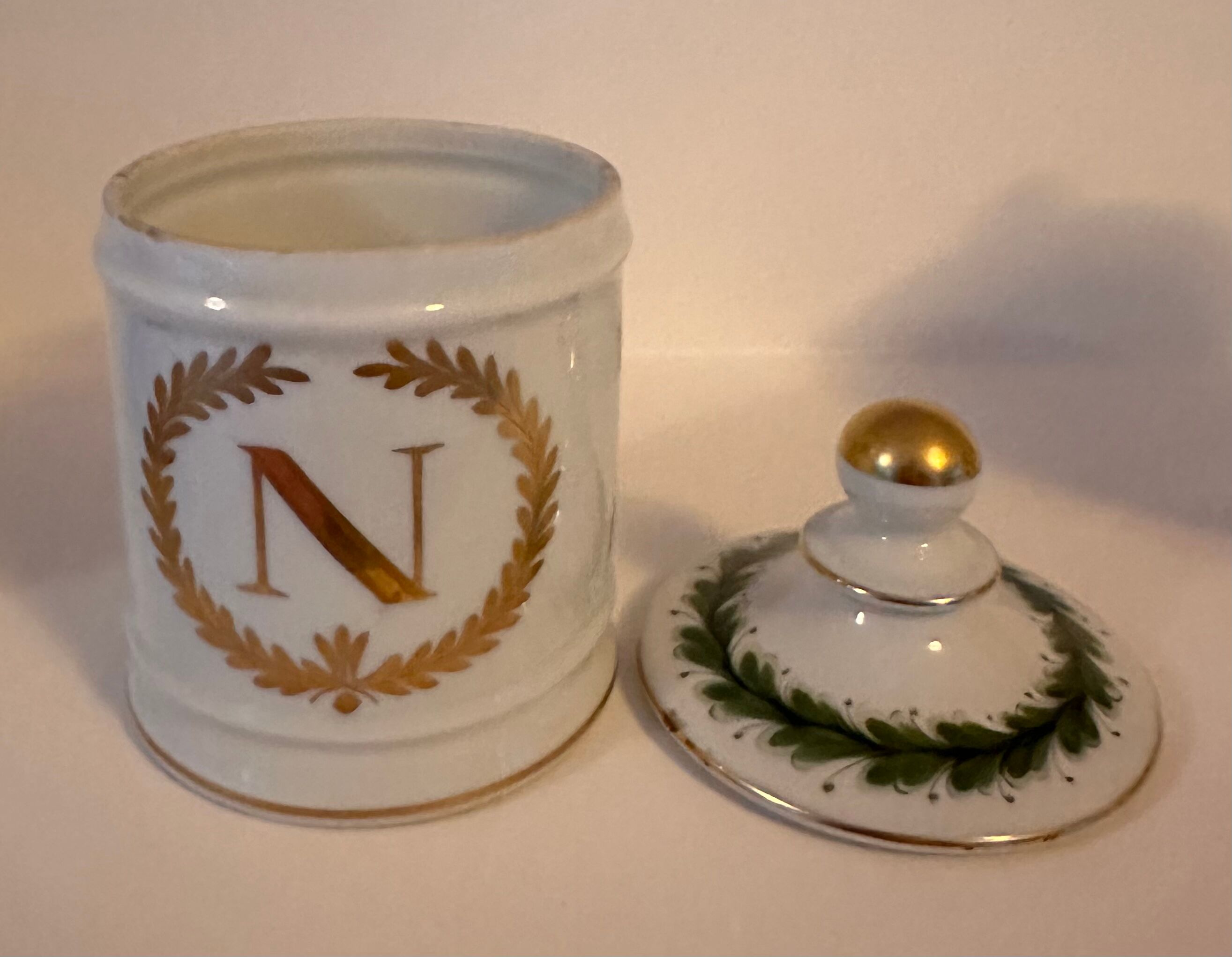 Porcelain pot in the colors of Napoleon with lid