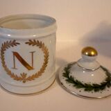 Porcelain pot in the colors of Napoleon with lid