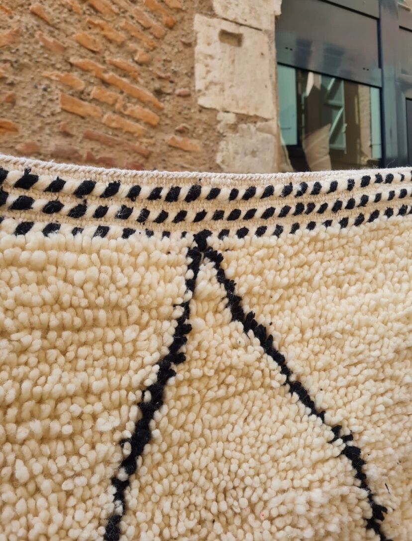 White Berber carpet with black diamond 110x140cm