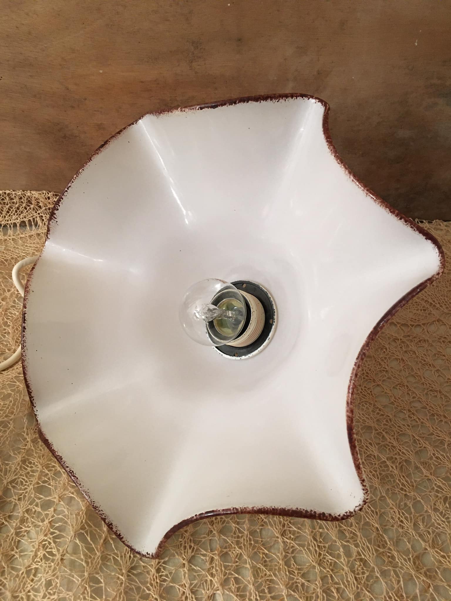 Retro pendant lamp with handkerchief in white opaline and brown border