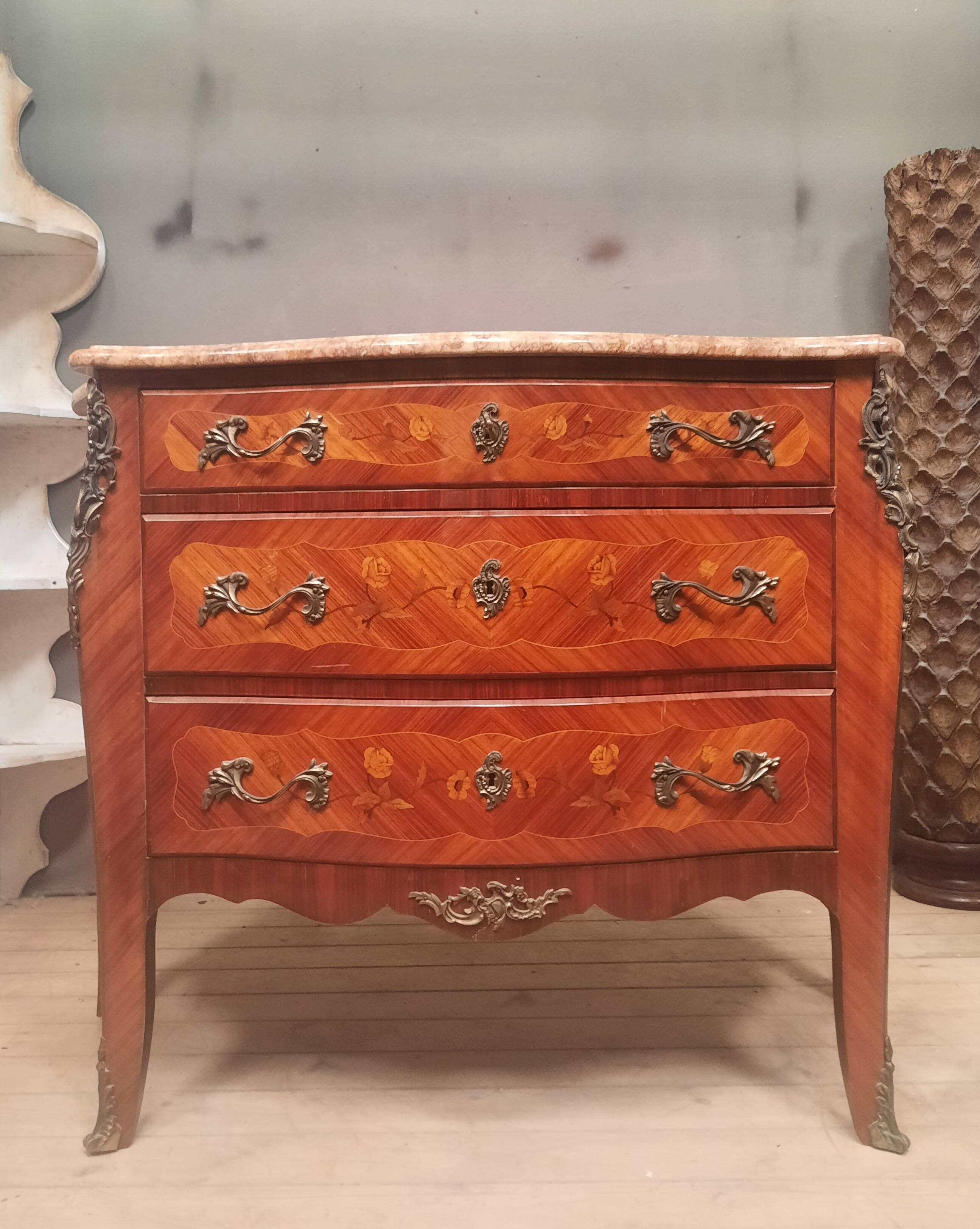 Commode style Louis XV en marqueterie de fleurs