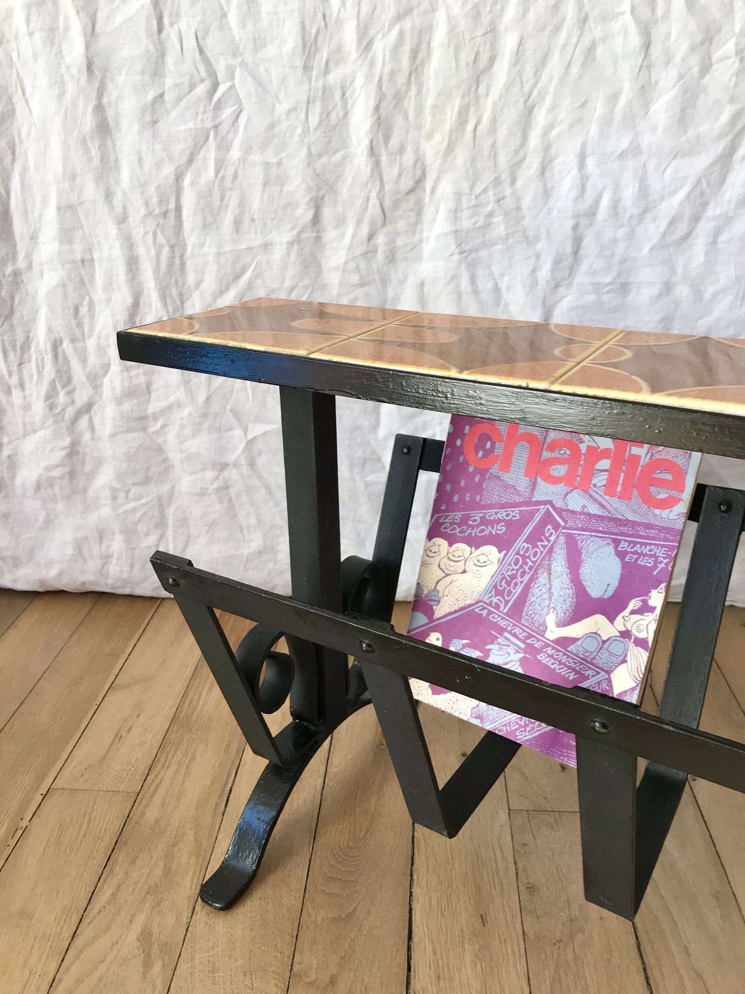 Magazine rack in ceramic and black, orange and brown iron from the 70s