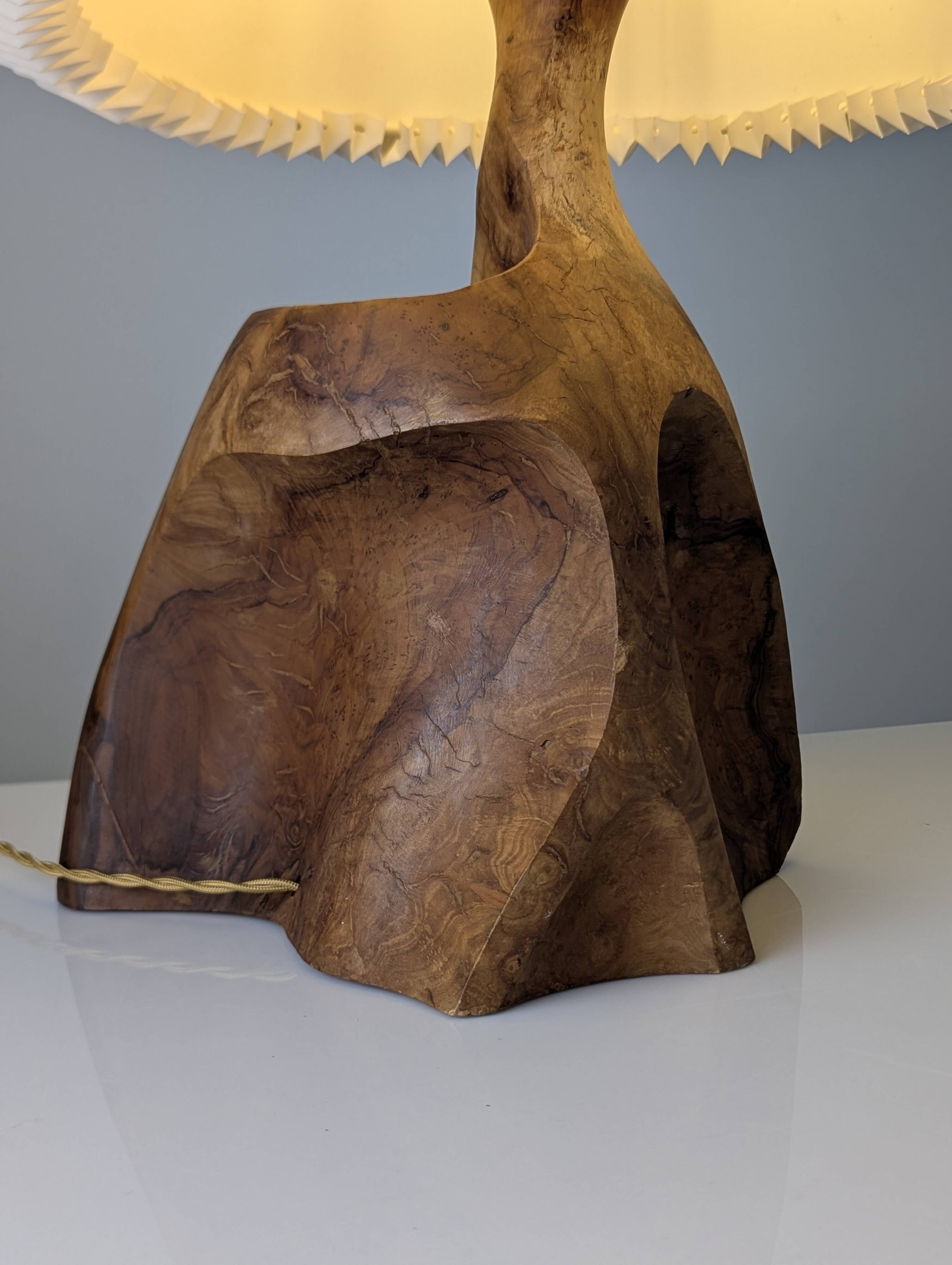 Sculptural table lamp in carved olive wood, organic modern 1970s