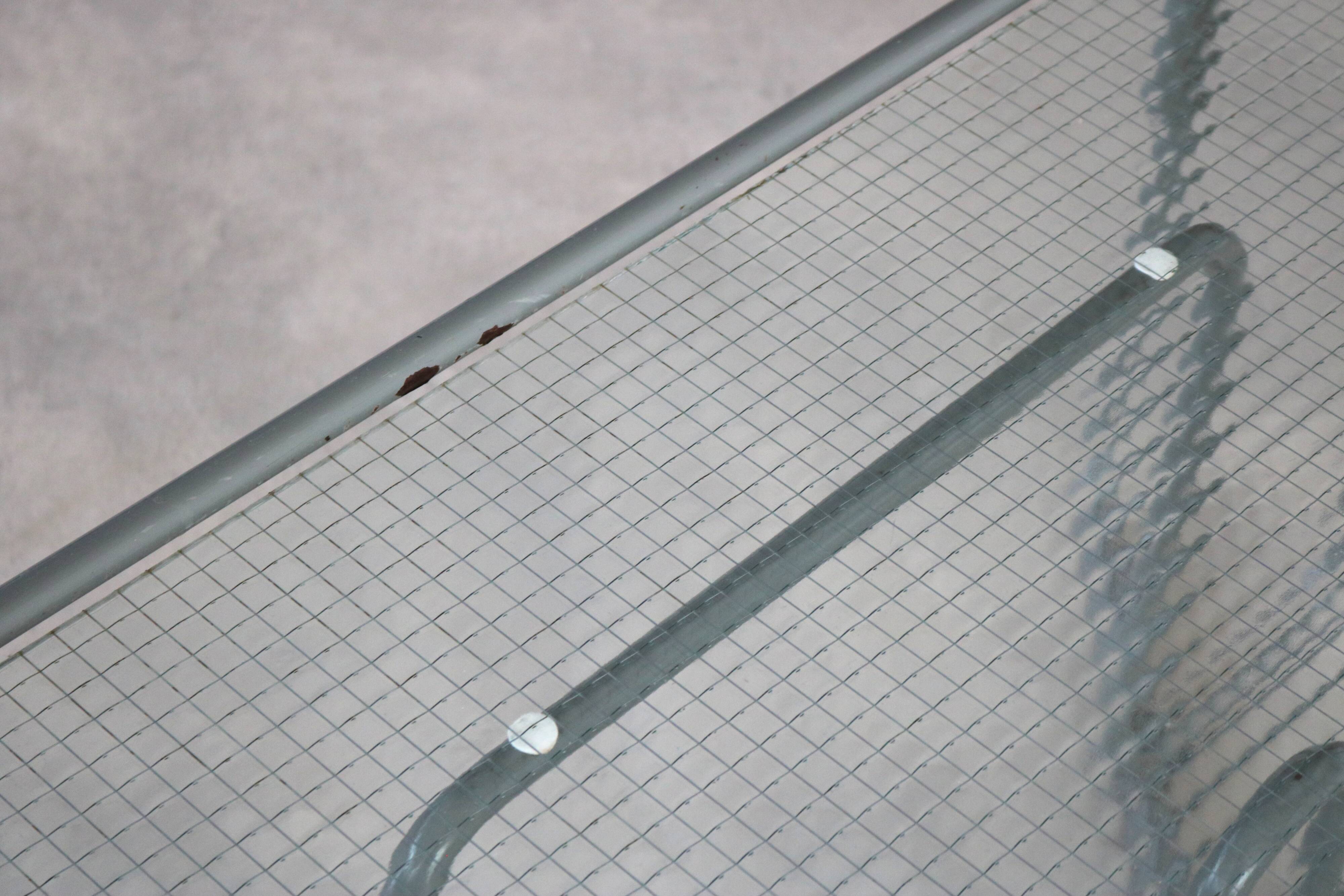 Table basse en verre et métal gris, années 70