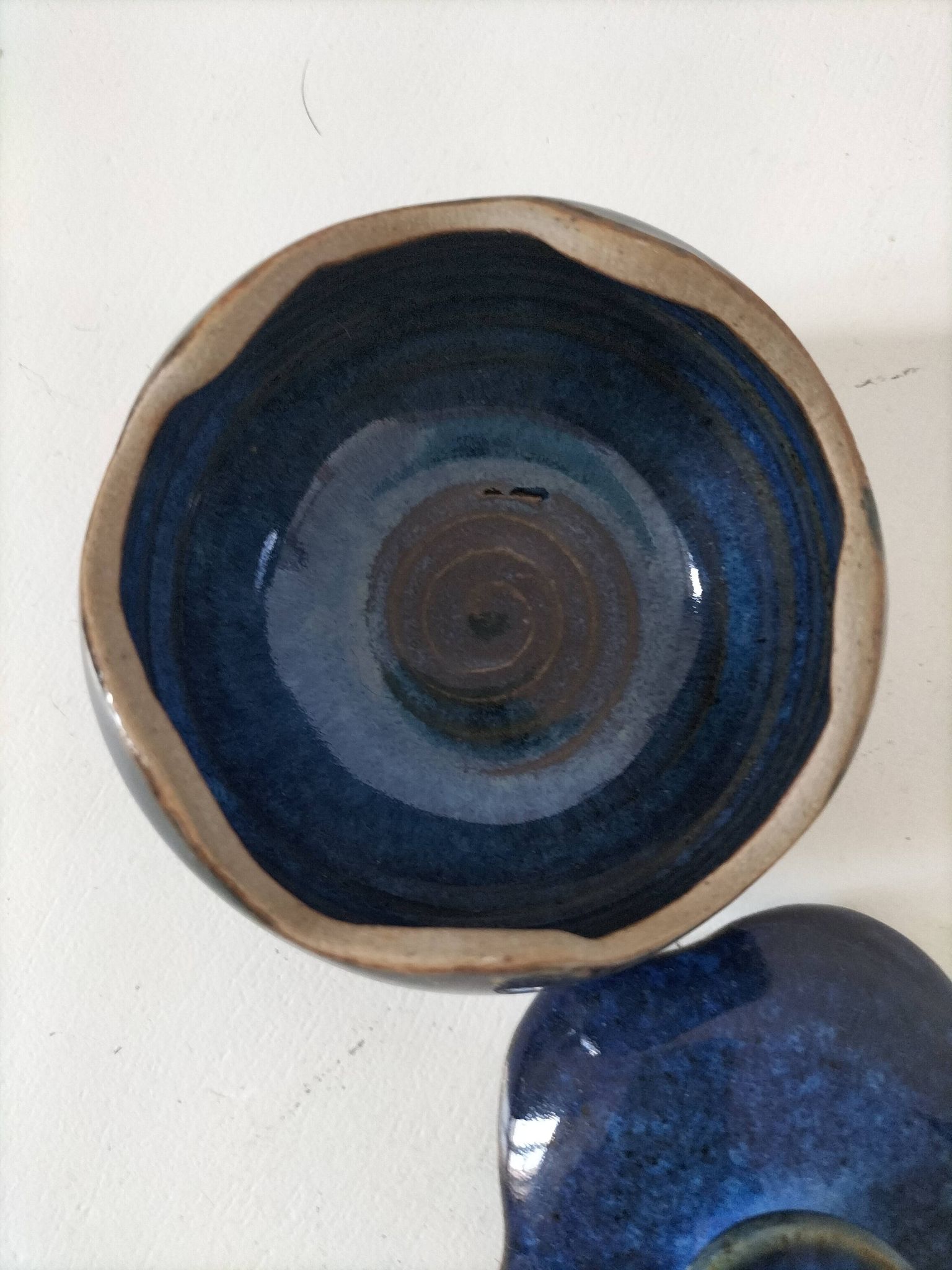 Boîte en grès émaillé bleu nuit – pièce d’atelier, signée