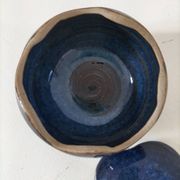 Boîte en grès émaillé bleu nuit – pièce d’atelier, signée