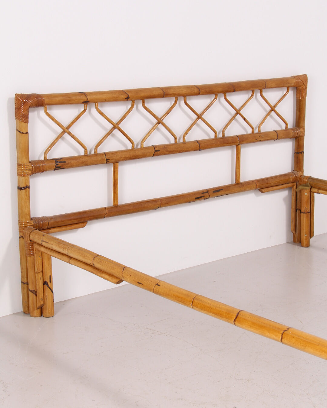 Bed 140 rattan and 2 vintage bedside tables