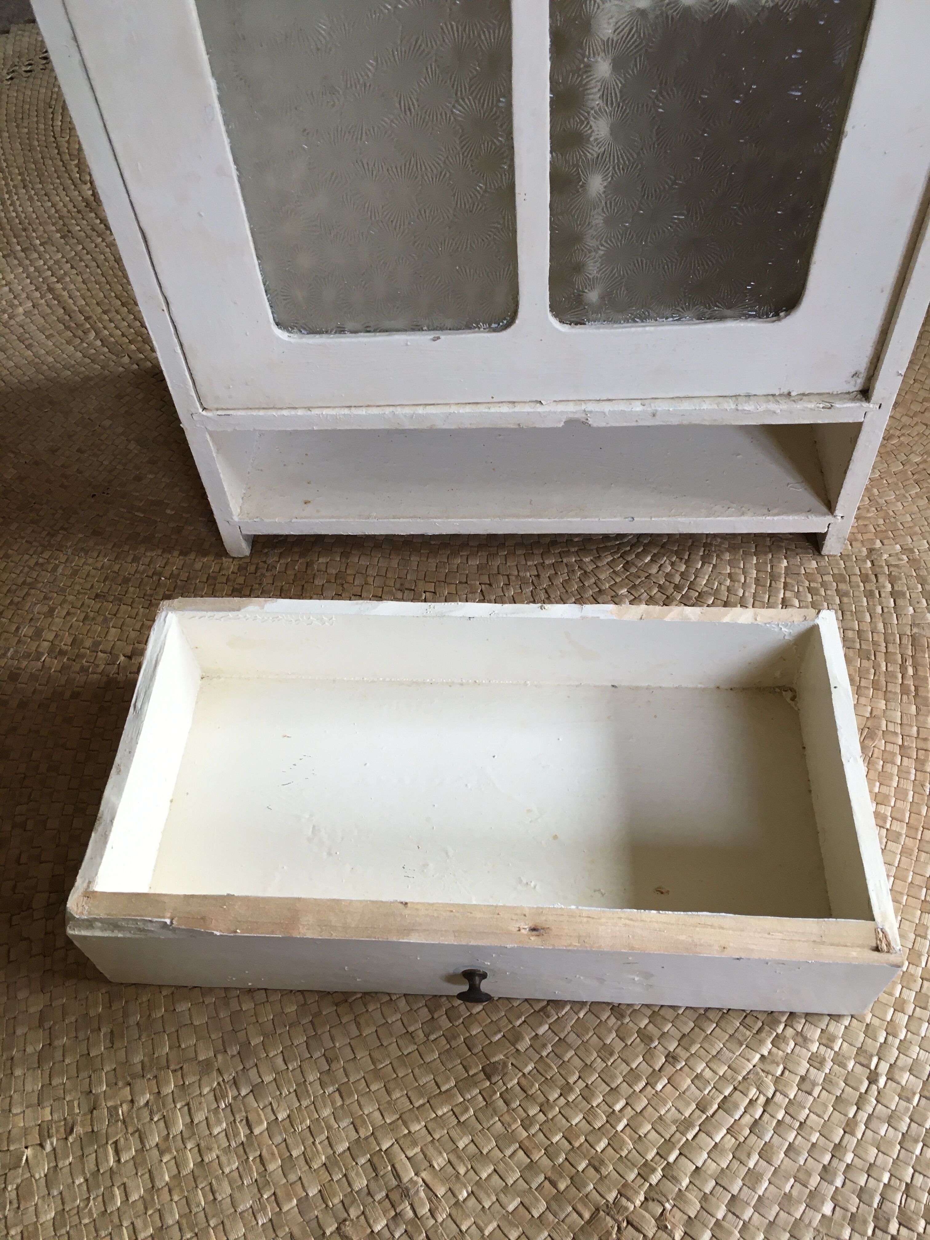 Pharmacy cabinet