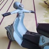 Miniature Vespa bleue
