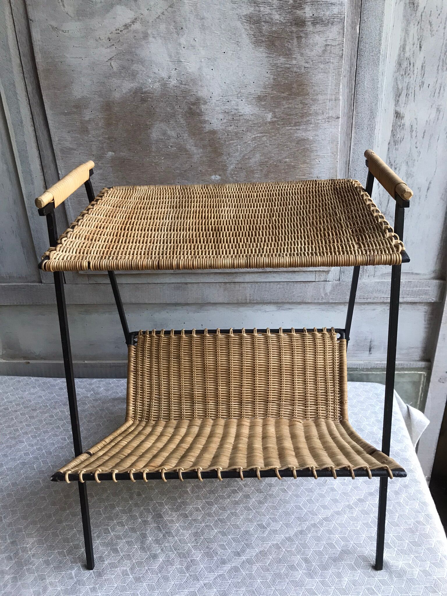 Bout de canapé porte-revues