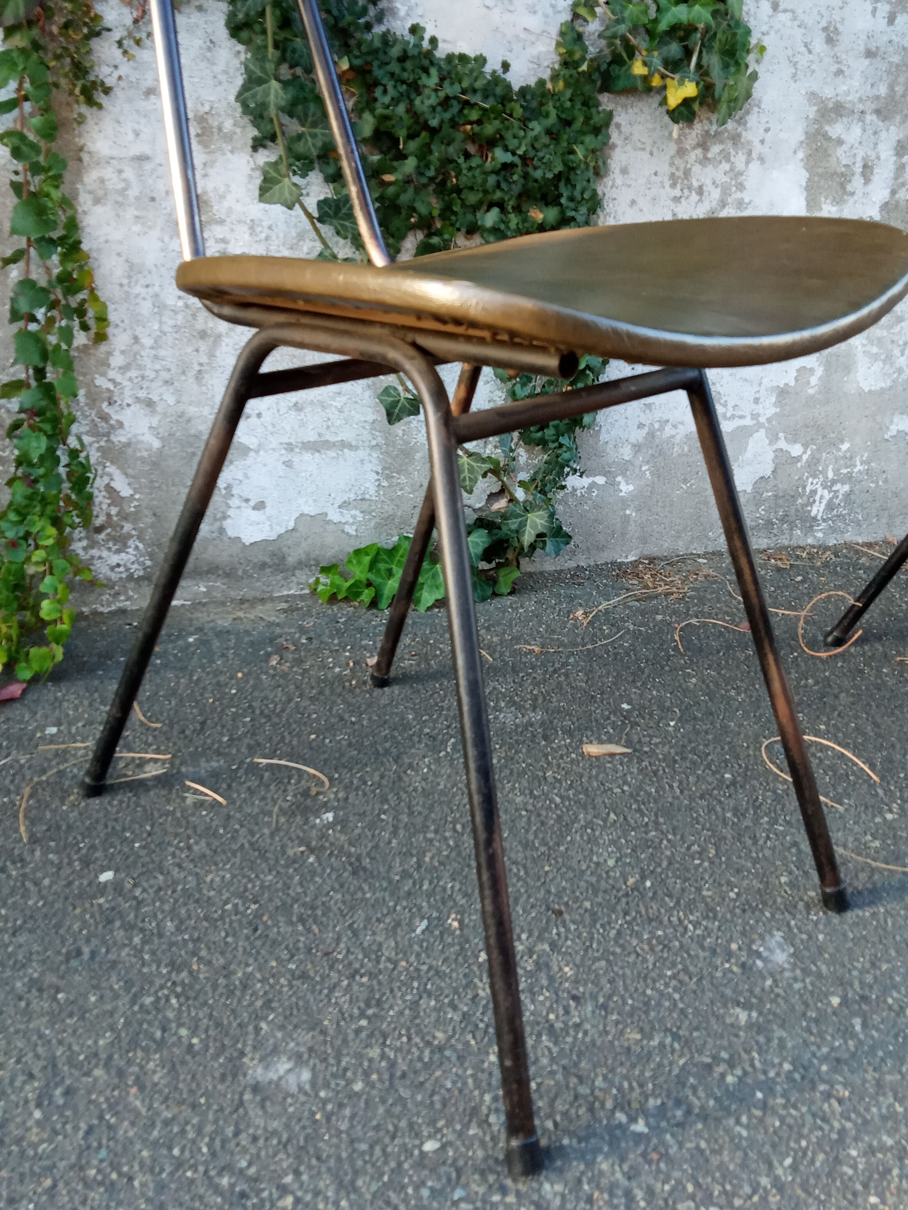 Pair of 50s chairs in metal and skaï