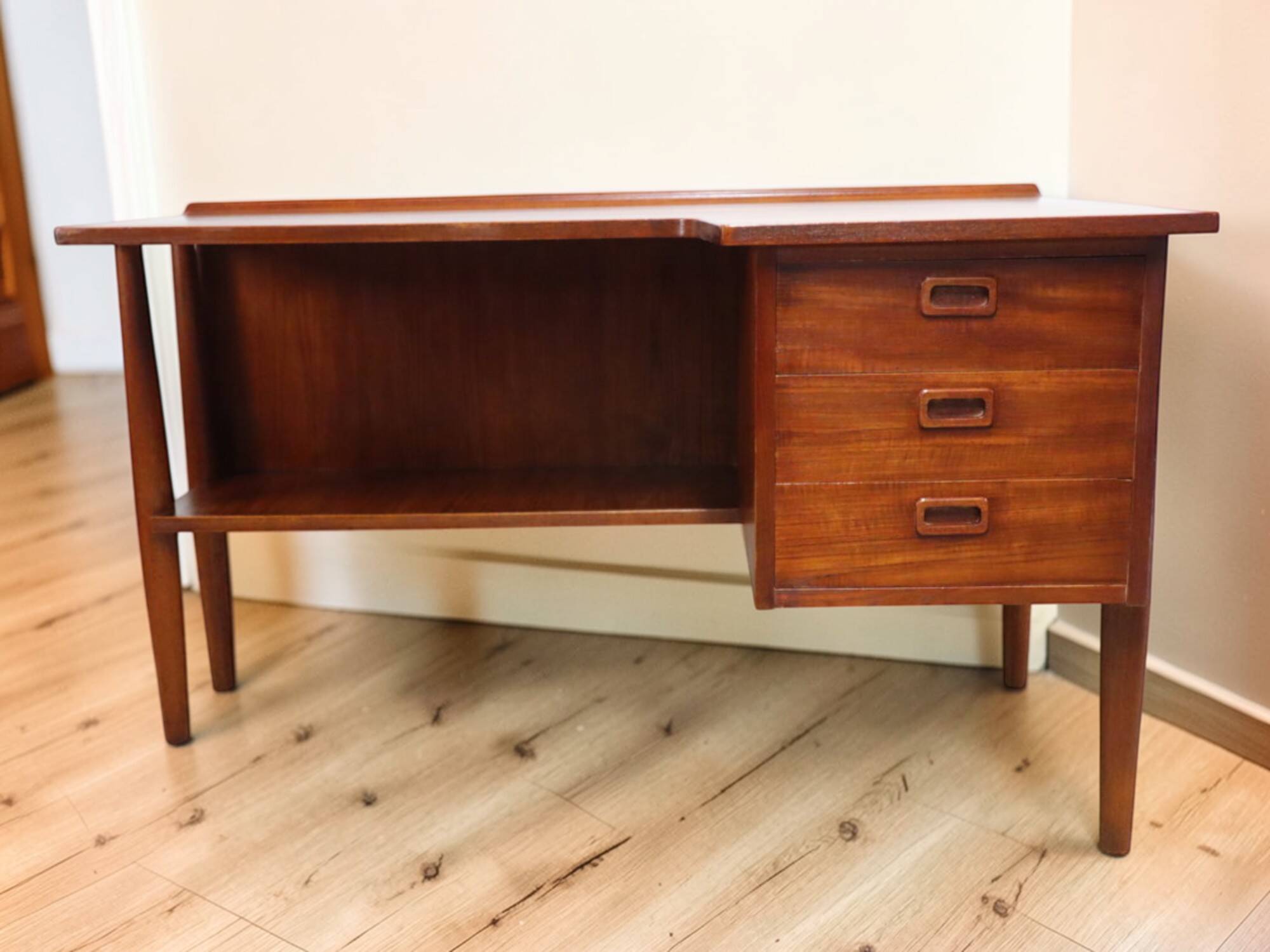 Scandinavian "boomerang" free-form desk in teak - 1960s