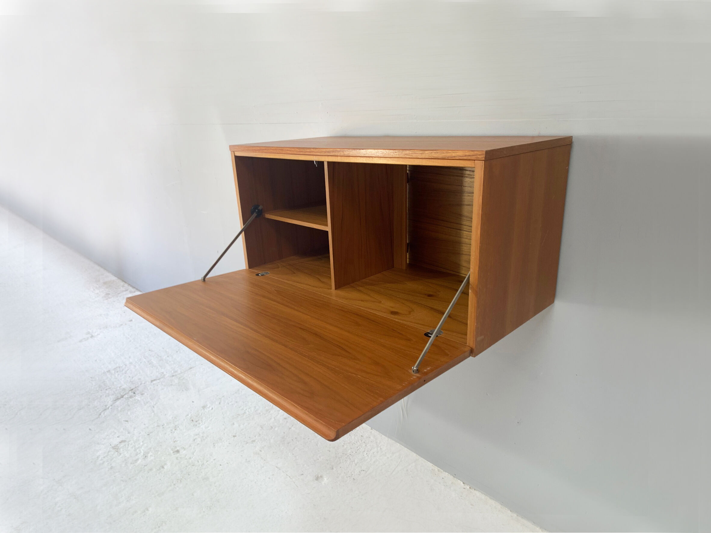 1970’s mid century Beaver & Tapley 33 floating desk/storage cabinet