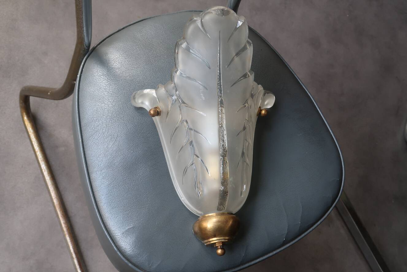 Large Art Deco wall light from the 1930s/40s in brass and thick frosted glass signed.