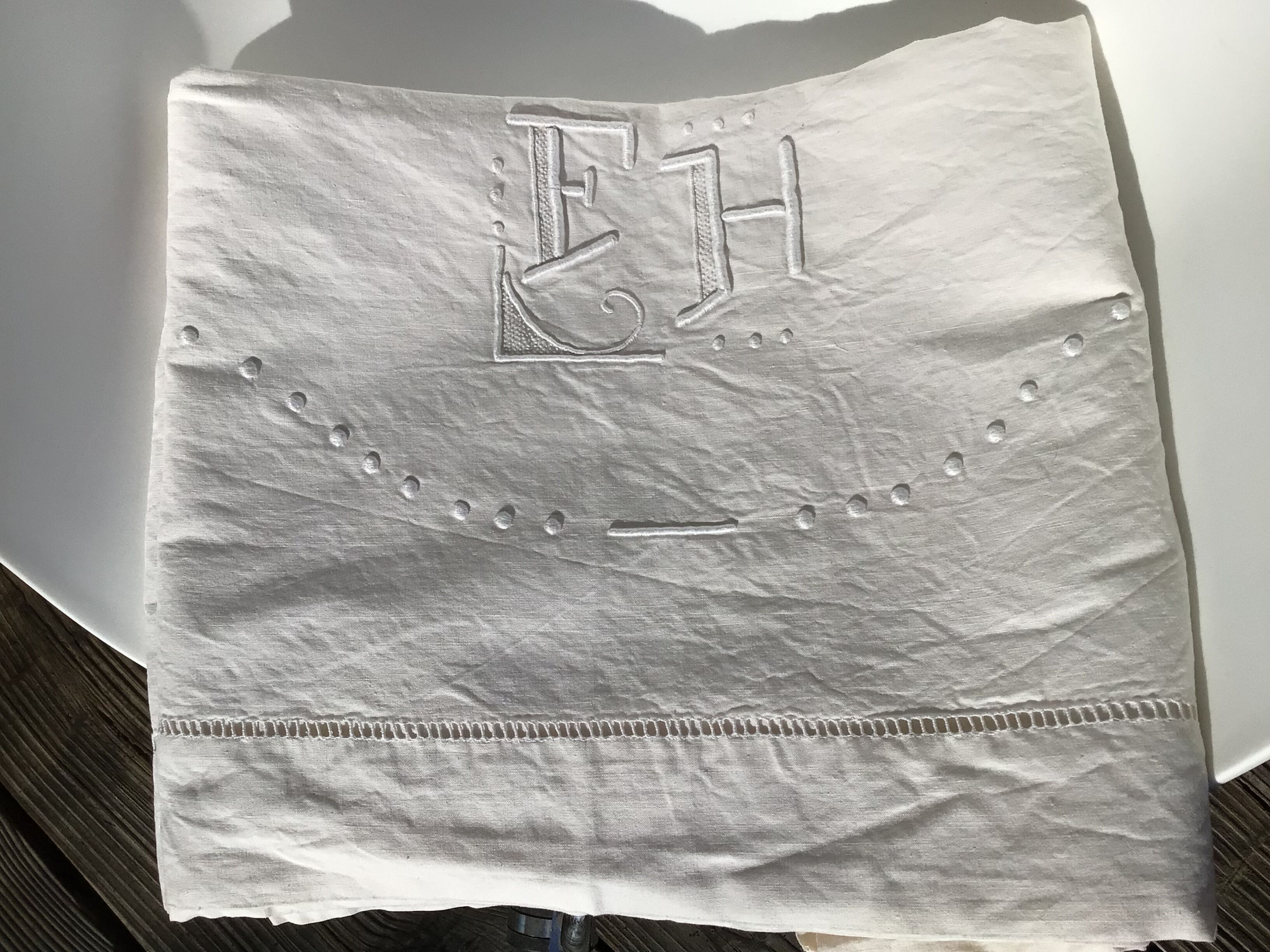 2-seater sheet embroidered FH and mestizo cream tablets