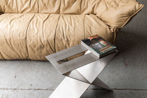 Table d'appoint contemporaine en acier inoxydable par Lena Coupez, Belgique, 2024