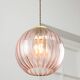 Lampe à suspension italienne du milieu du siècle en verre rose et laiton