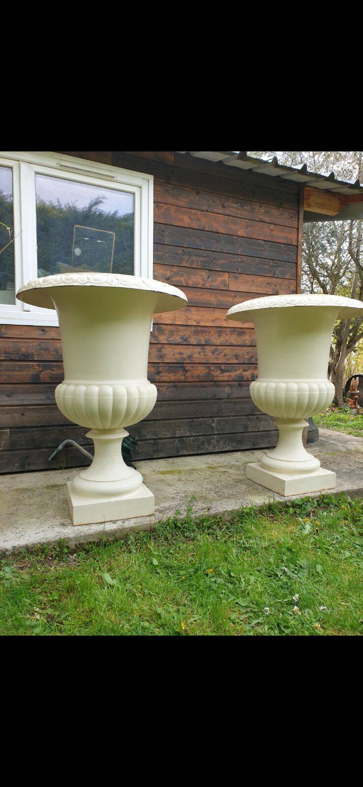 Médicis vases in cast iron