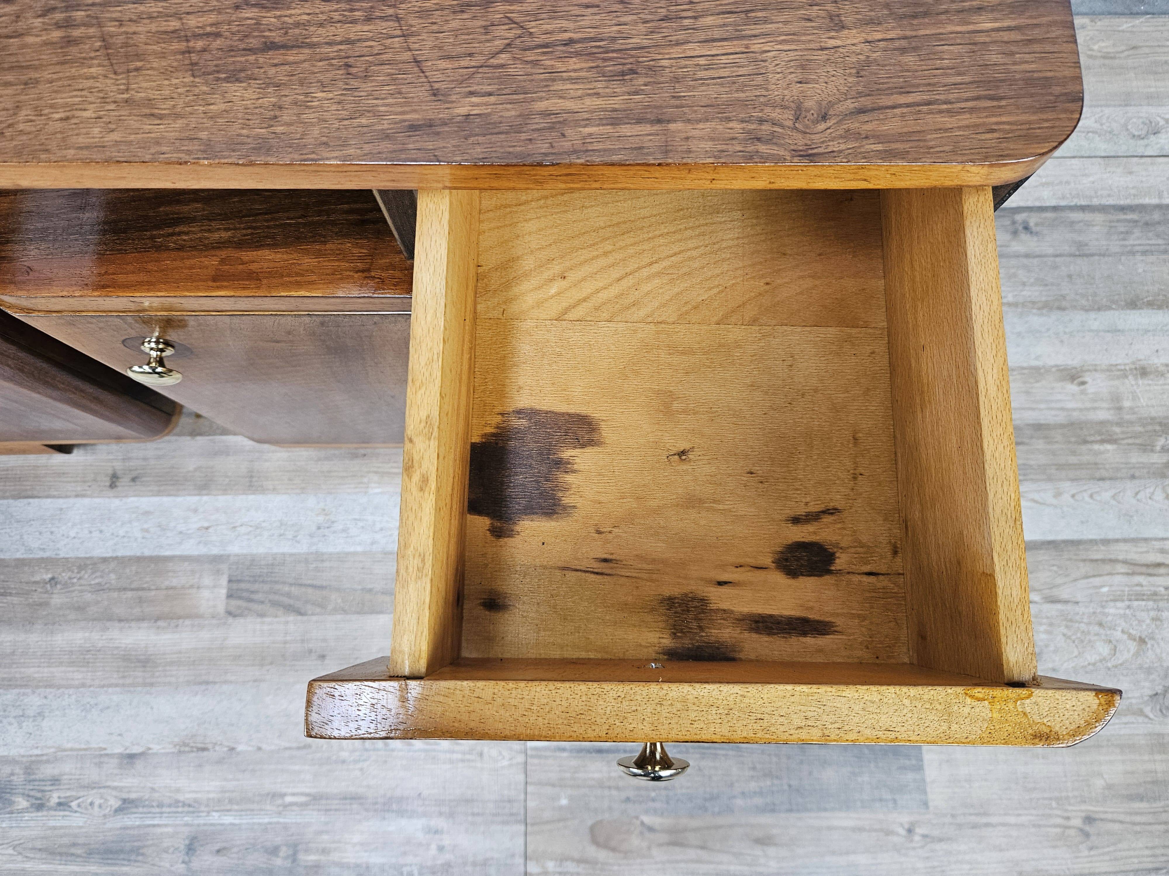 Art Decò bedside tables in walnut and brass, 1940