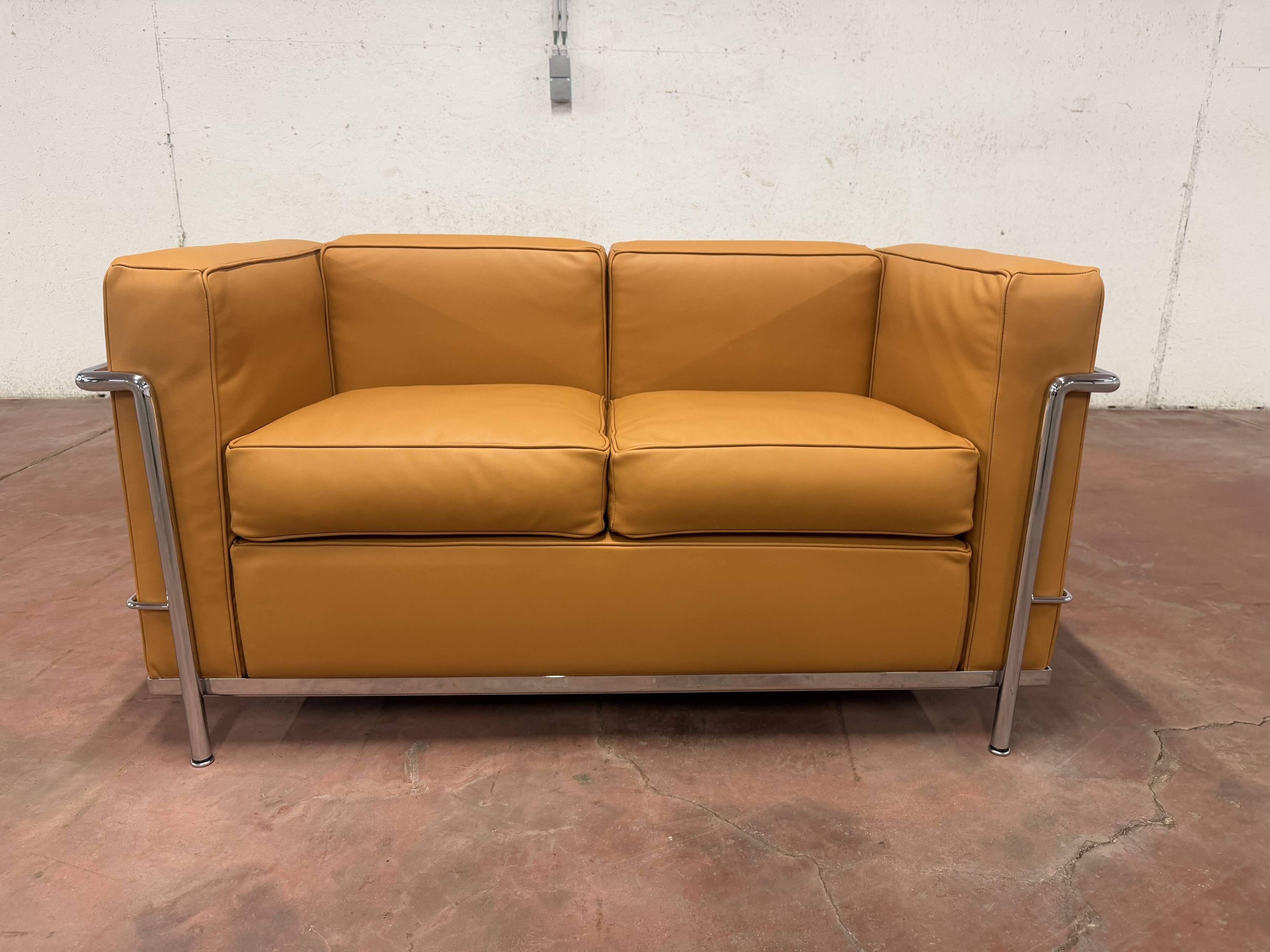 Original Cassina 2-seater Le Corbusier LC2 Cognac Camel leather IN NEW CONDITION!!