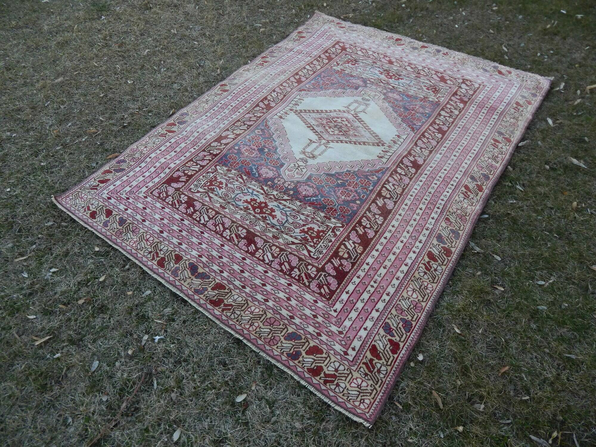 Vintage handmade Turkish rug 134x183 cm